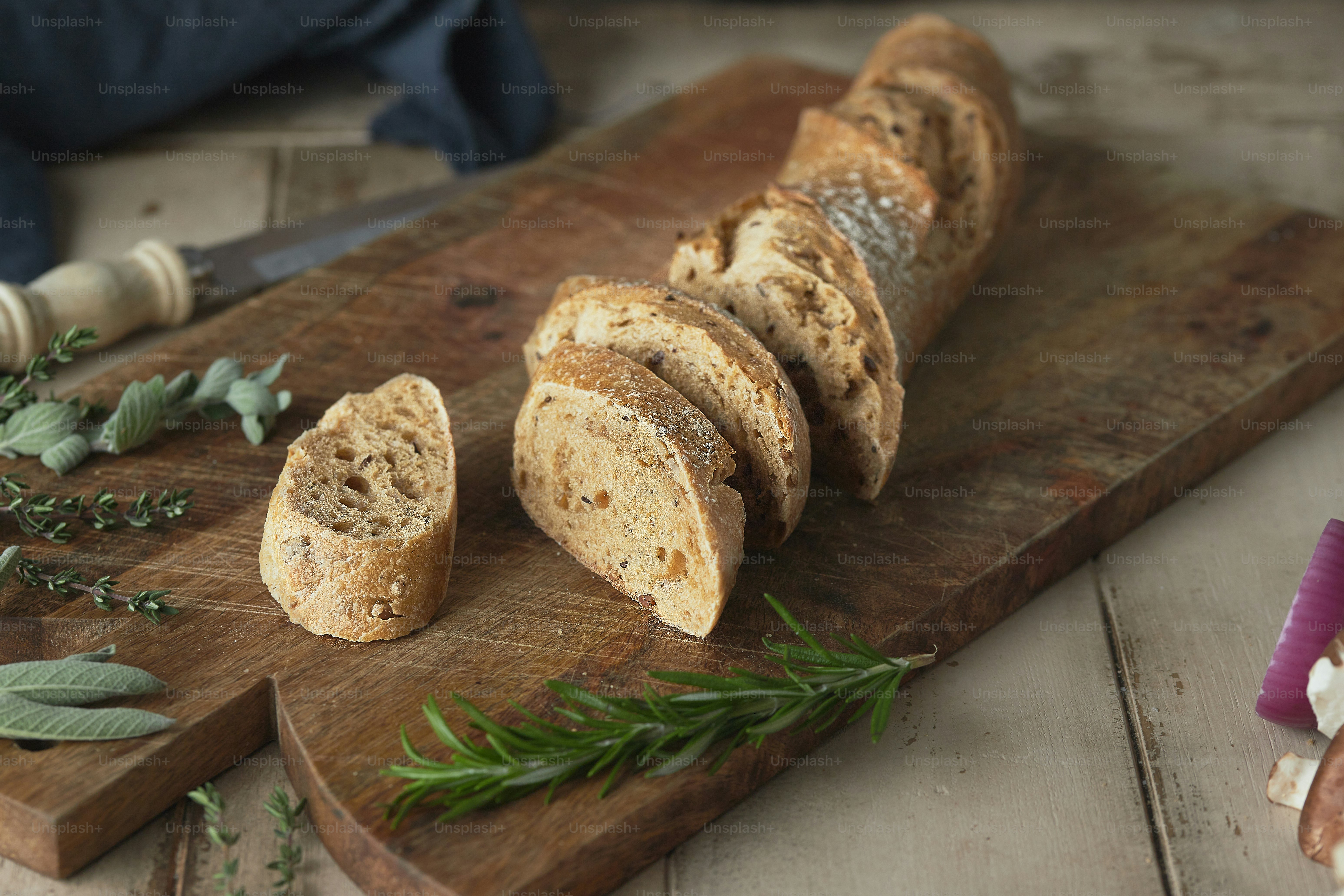 Ein Laib Brot sitzt auf einem hölzernen Schneidebrett