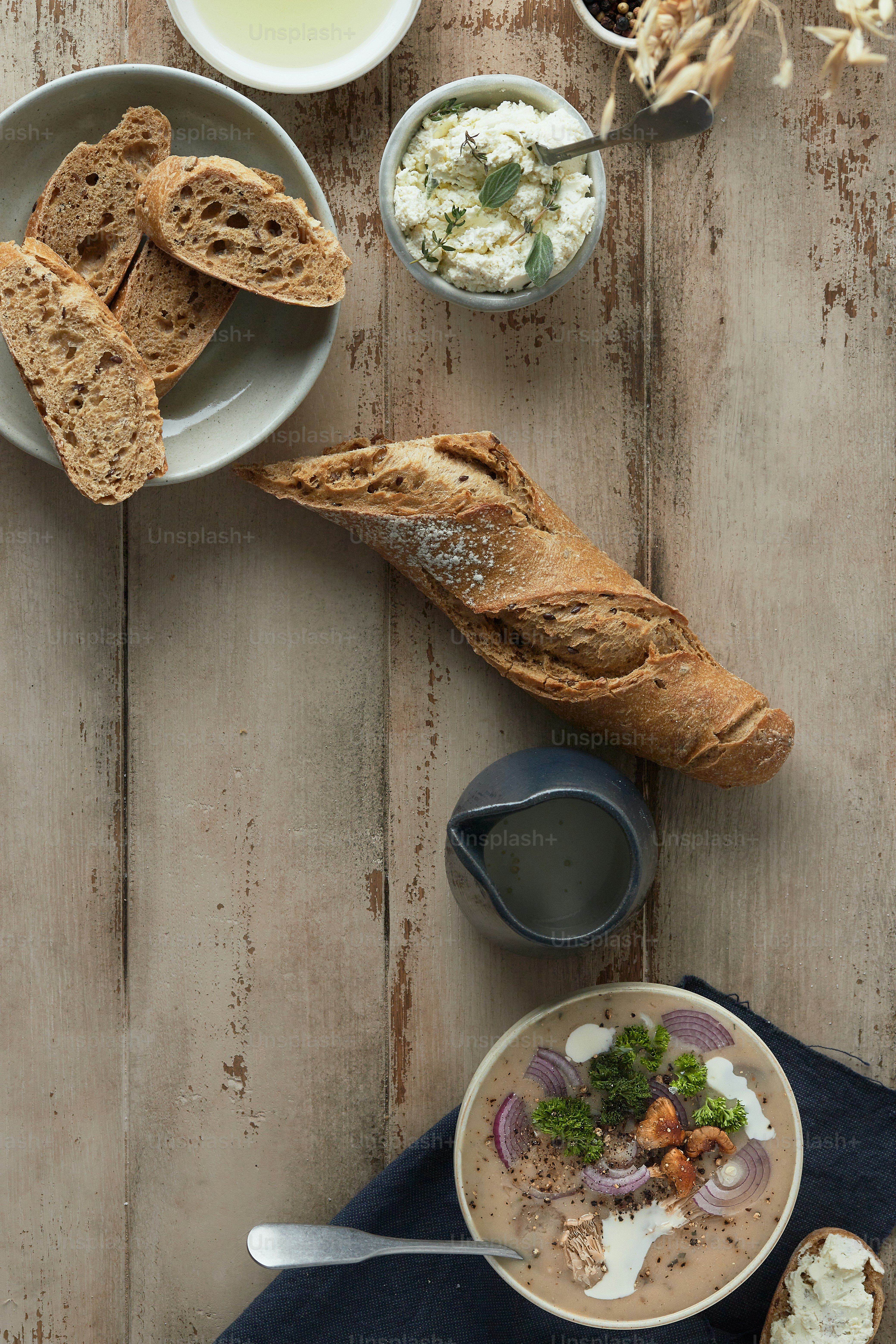 ein Tisch mit Schüsseln mit Suppe und Brot