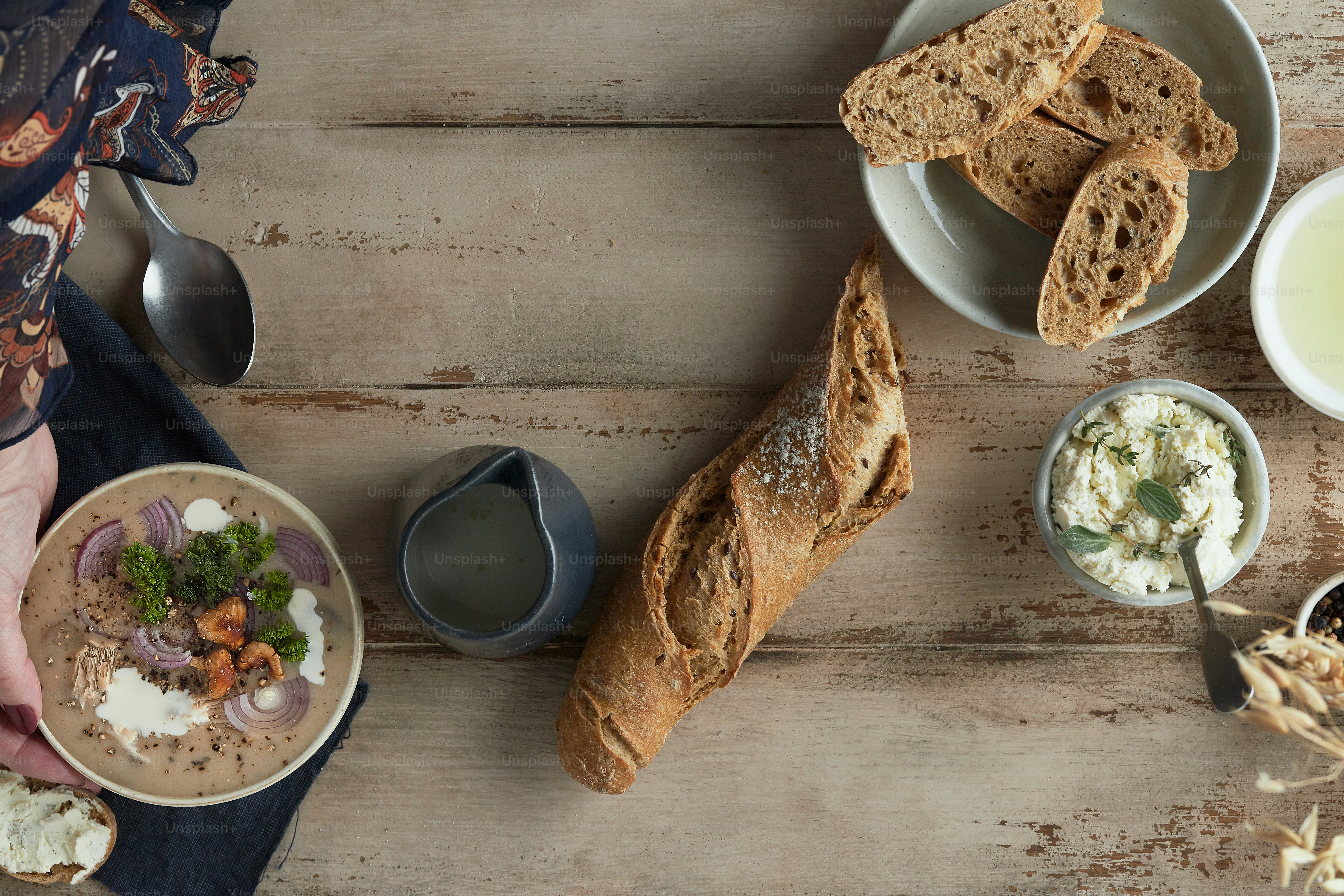 ein Tisch mit Schüsseln mit Essen und Brot