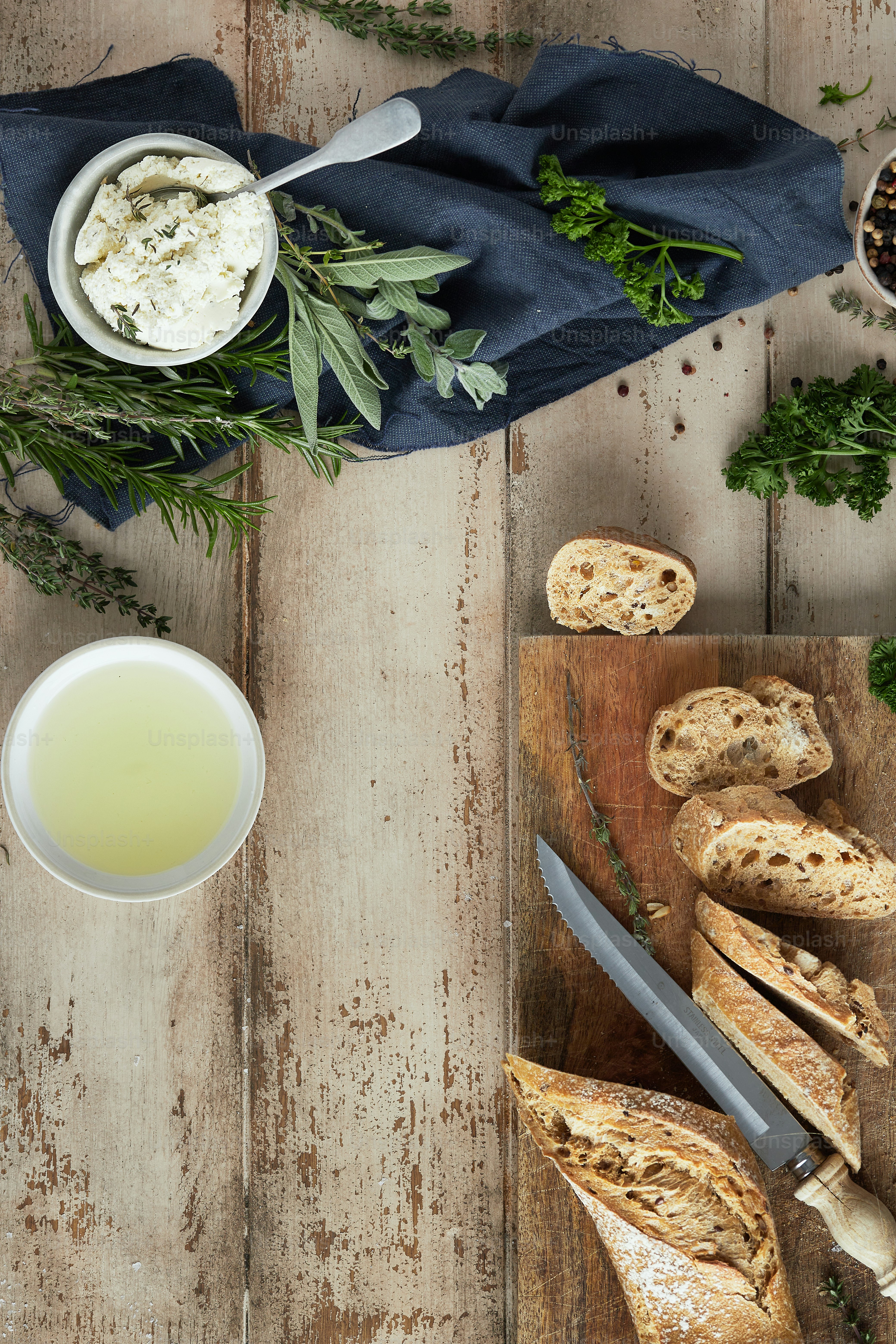 ein Holztisch mit Brot und einer Schüssel Sahne