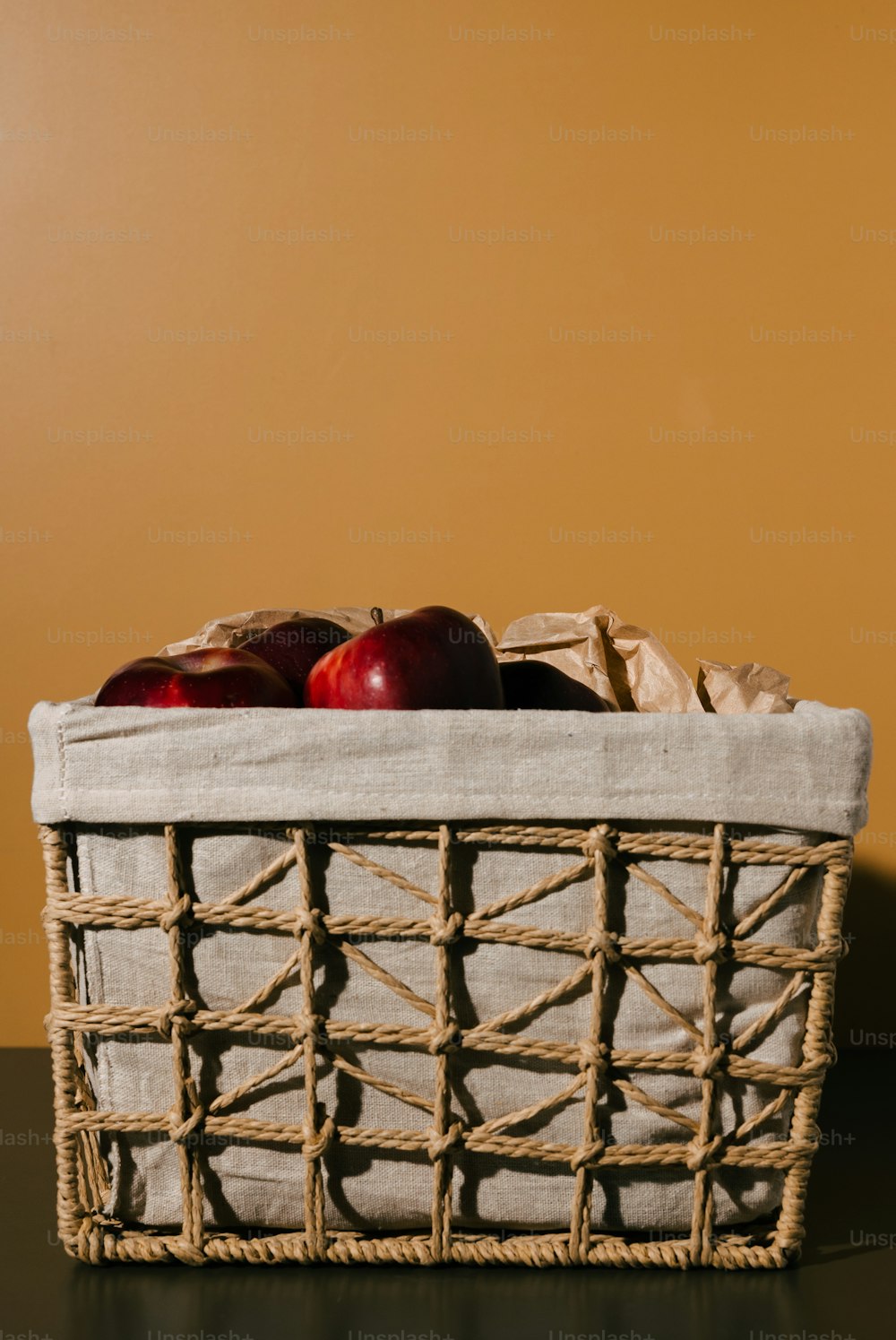 un cesto di mele seduto su un tavolo