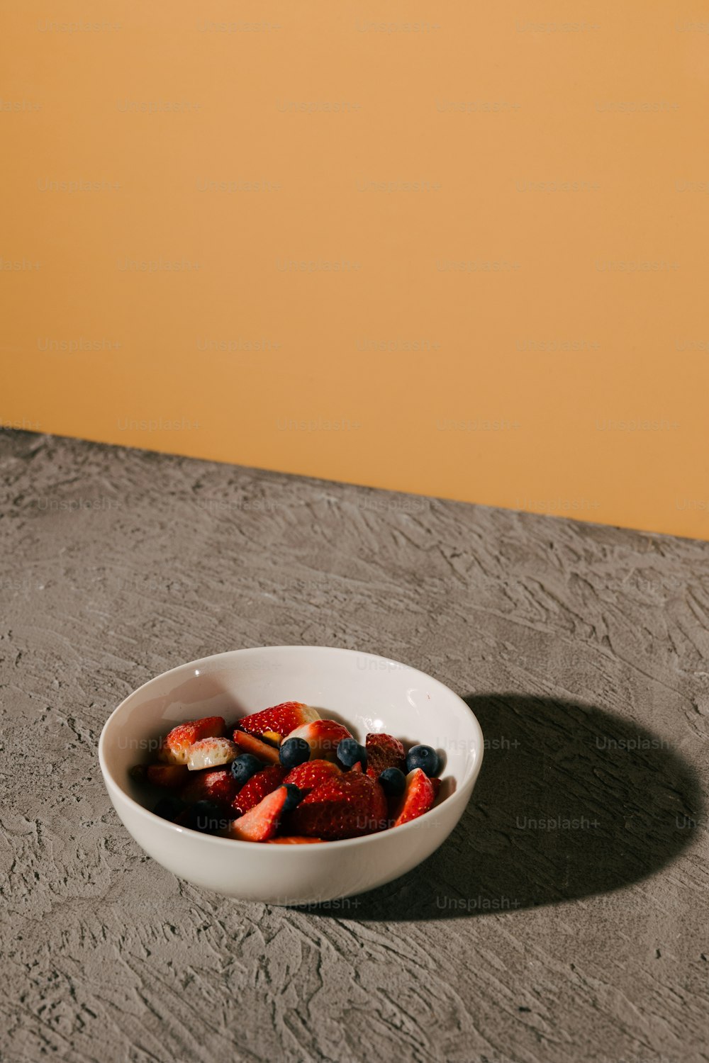 Una ciotola di frutta è seduta su un tavolo