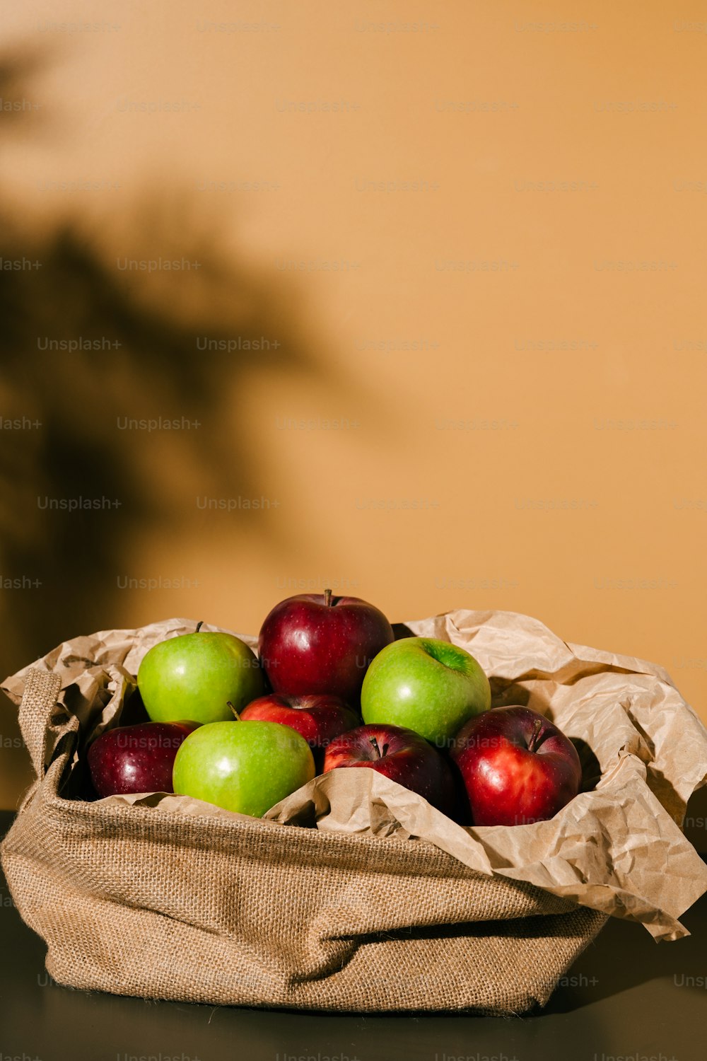 un sac plein de pommes posé sur une table