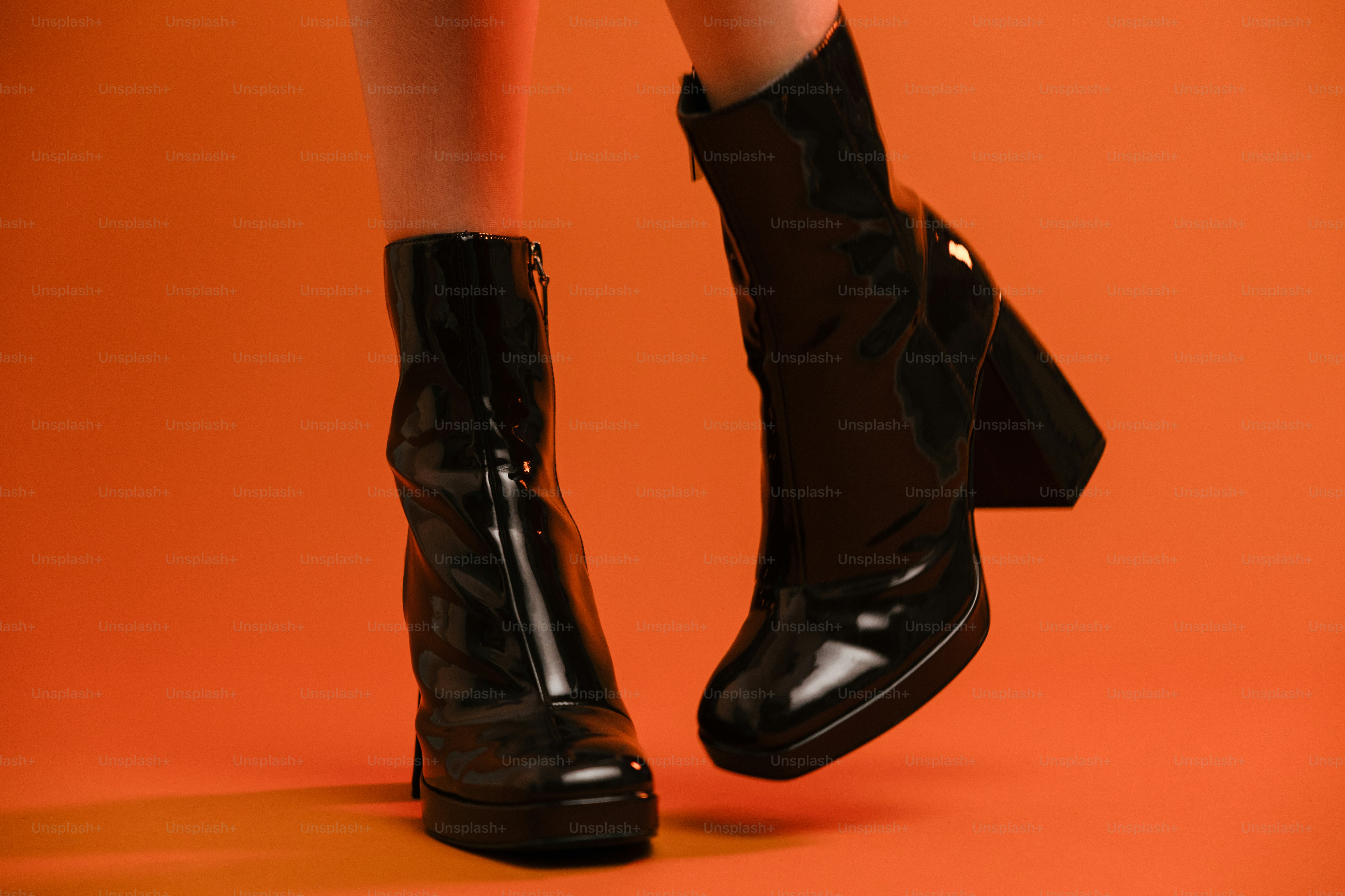 Un primer plano de una persona con botas negras