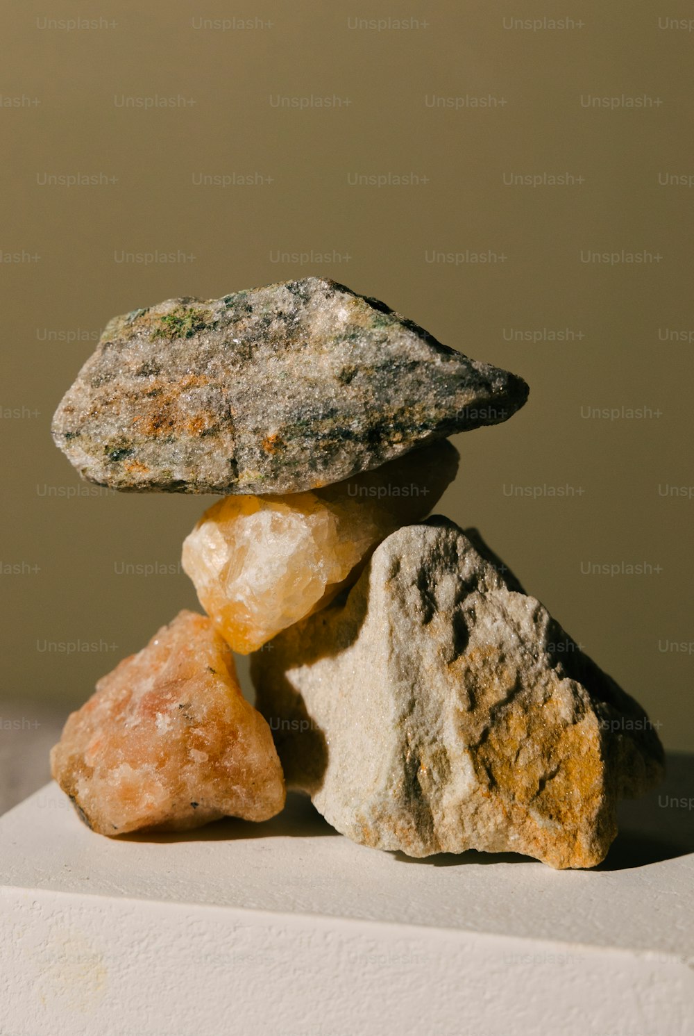un mucchio di rocce sedute una sopra l'altra