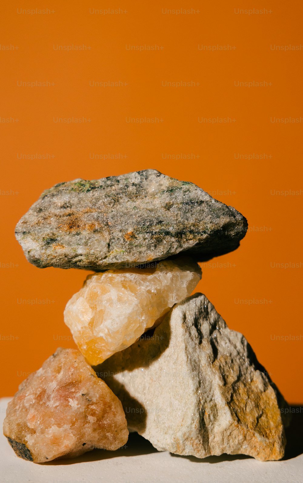 uma pilha de pedras sentadas umas sobre as outras