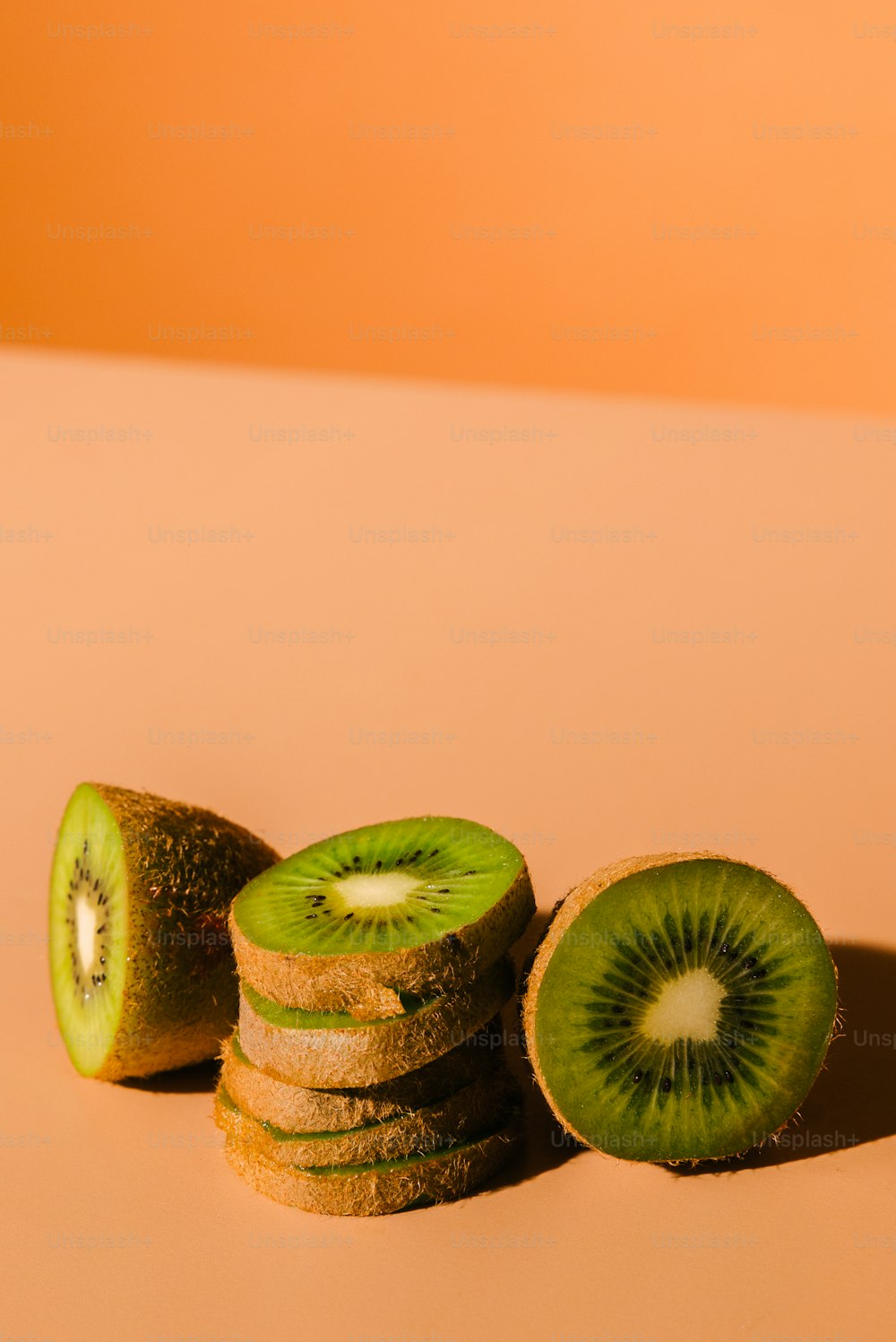 uma pilha de fatias de kiwi sentadas umas sobre as outras