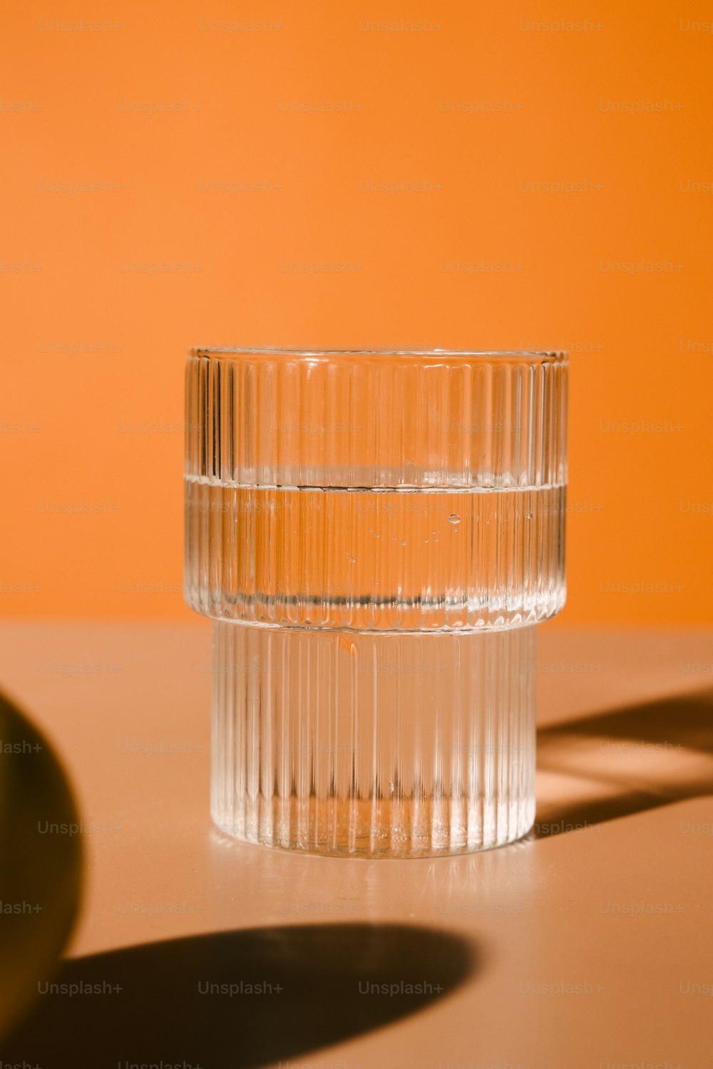 um copo de água sentado em uma mesa