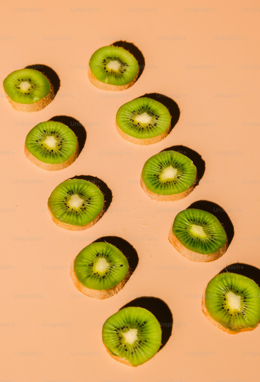 Un montón de rodajas de kiwi en una mesa