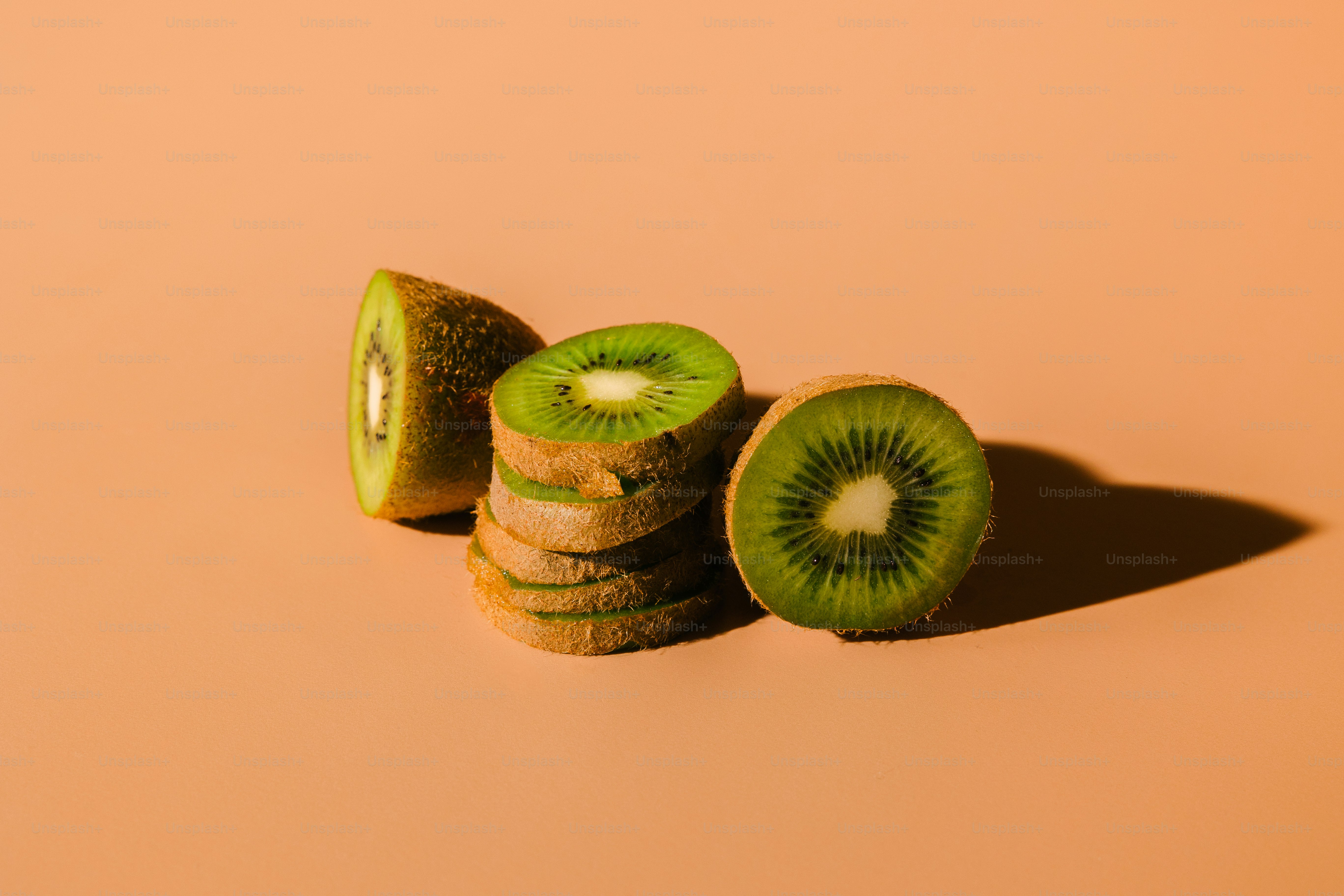 um kiwi cortado ao meio sentado em cima de uma mesa