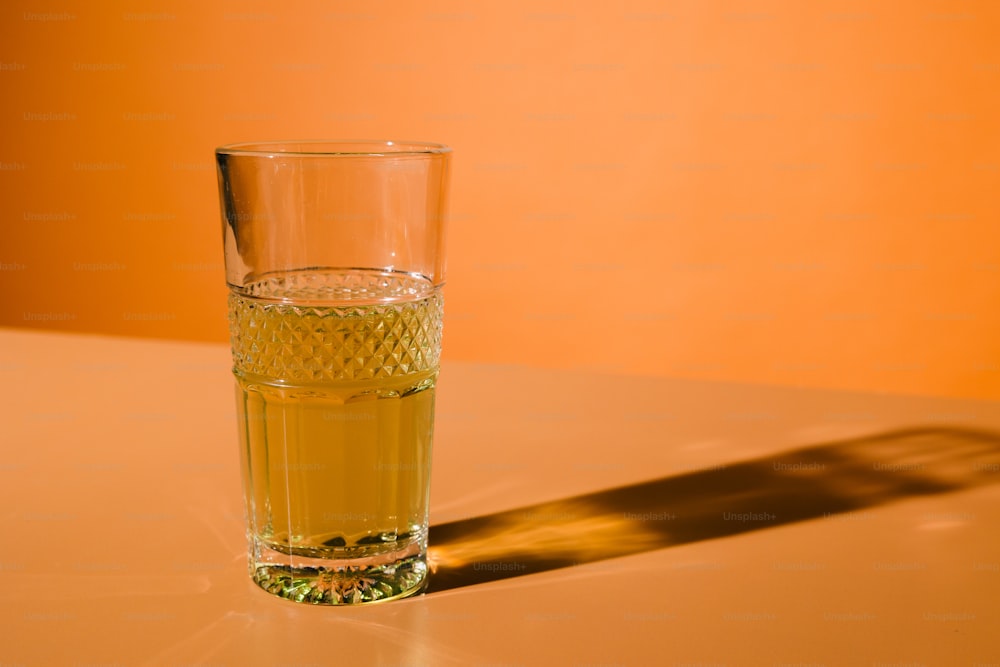 테이블에 앉아있는 물 한 잔