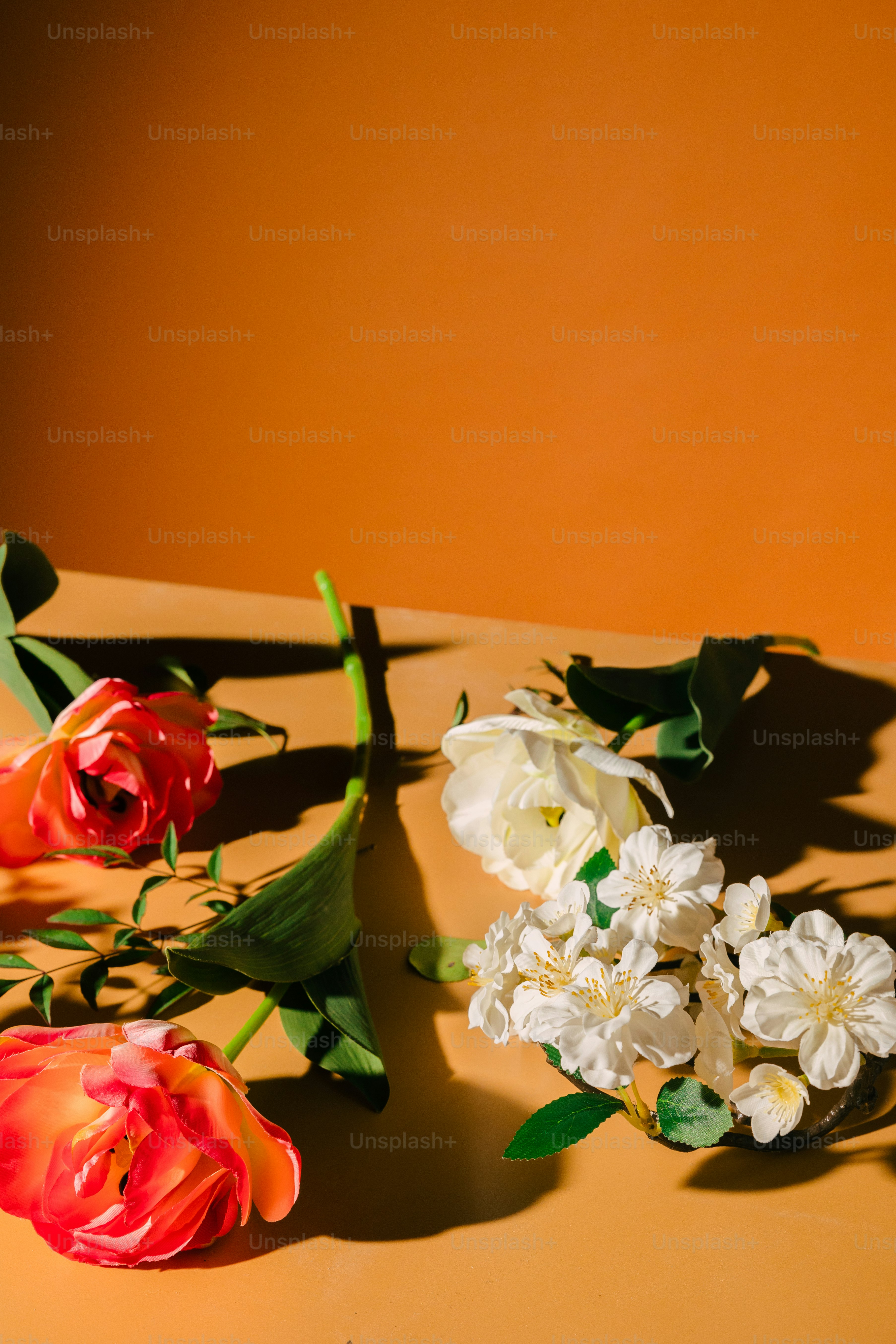 um grupo de flores sentadas em cima de uma mesa
