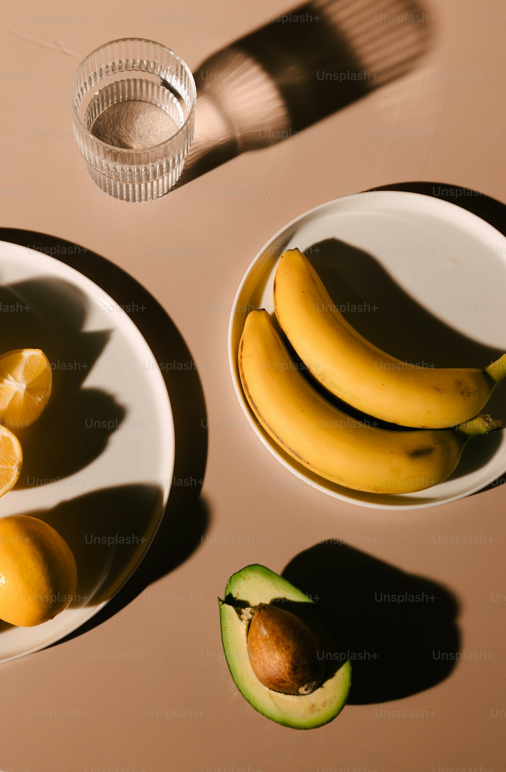 テーブルの上の果物のボウルのカップル