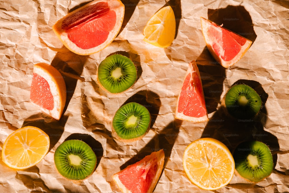 um cacho de frutas cortadas em cima de um pedaço de papel