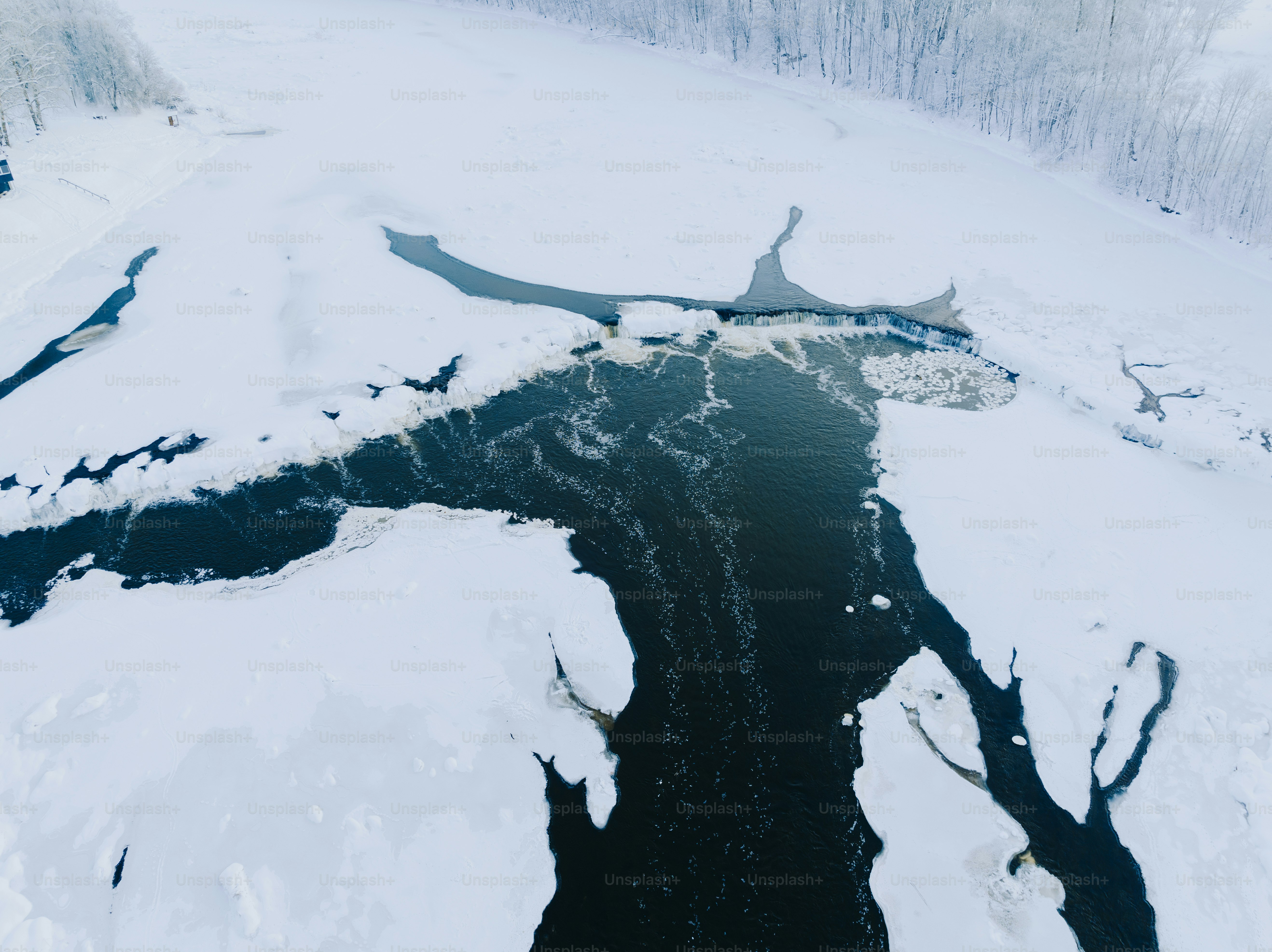 un grand plan d’eau entouré de neige