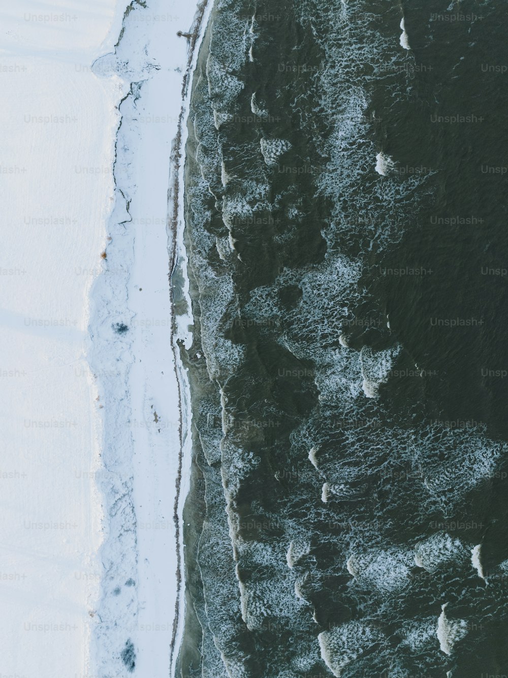 Una vista a volo d'uccello di una spiaggia coperta di neve