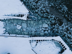 uma vista aérea de um edifício com gelo no chão