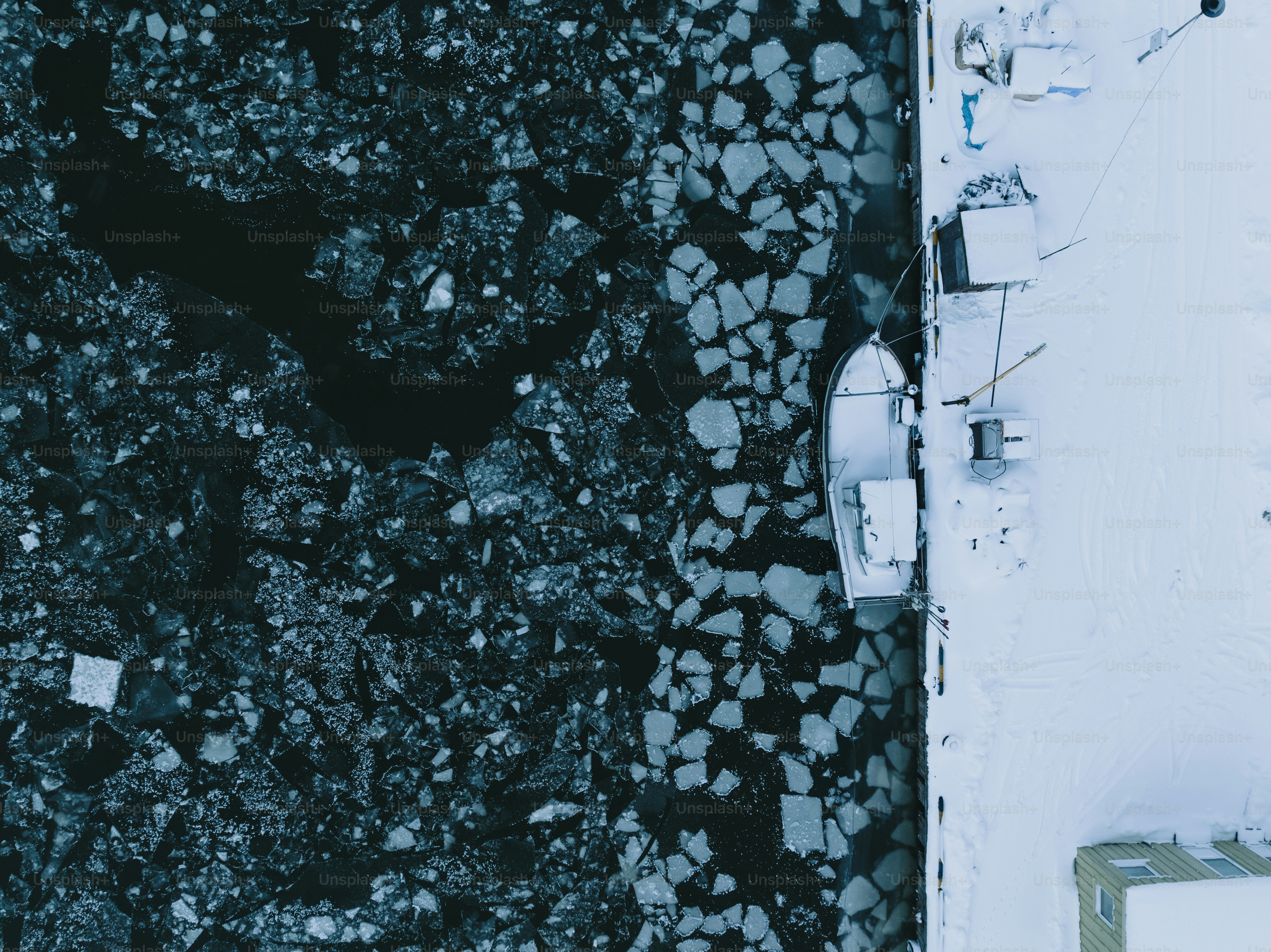 une vue aérienne d’une route enneigée