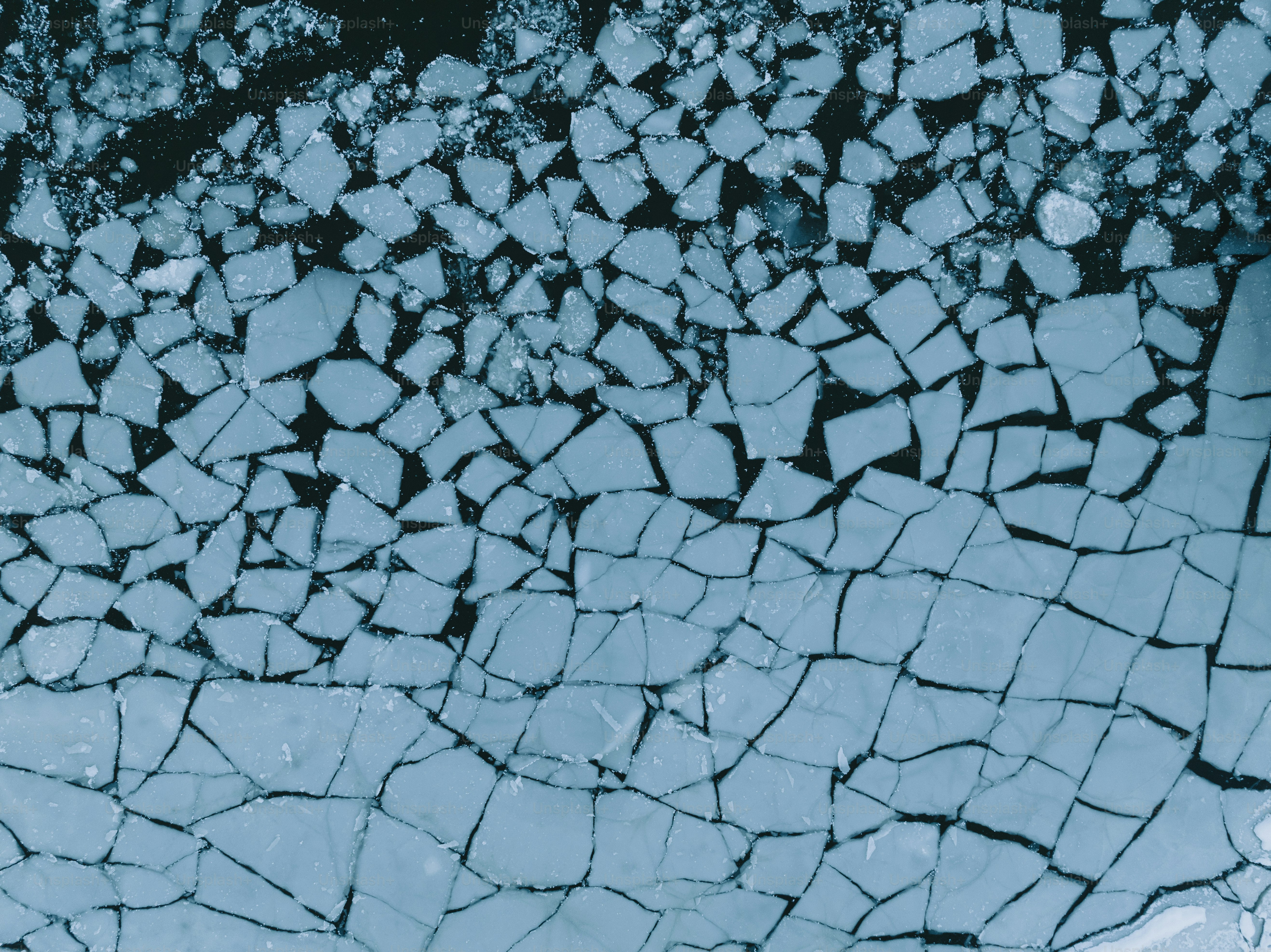 Luftaufnahme von Eisschollen auf dem Wasser