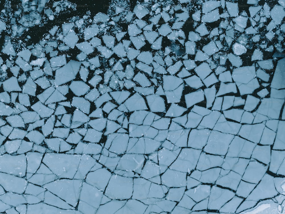 uma vista aérea de blocos de gelo na água