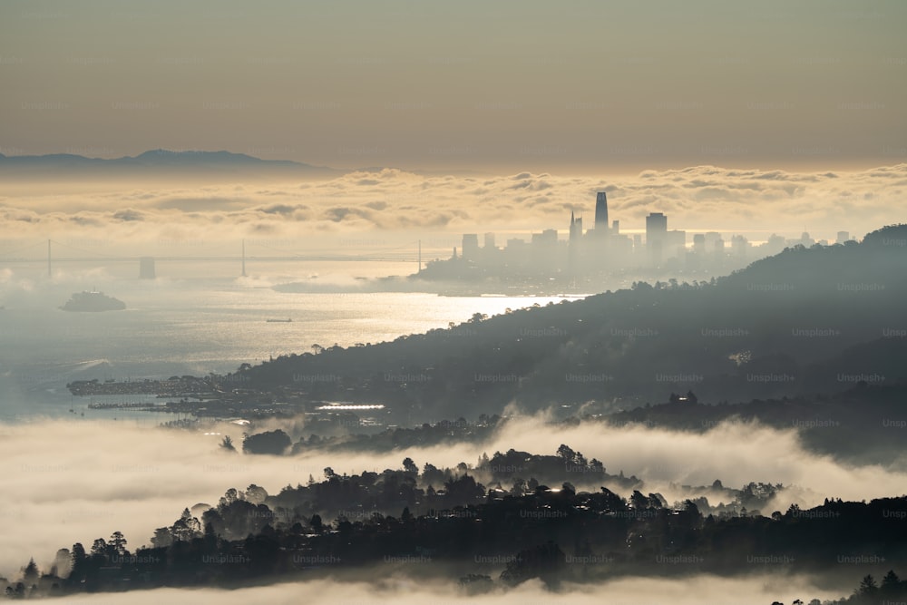 uma vista de uma cidade à distância com nevoeiro no ar