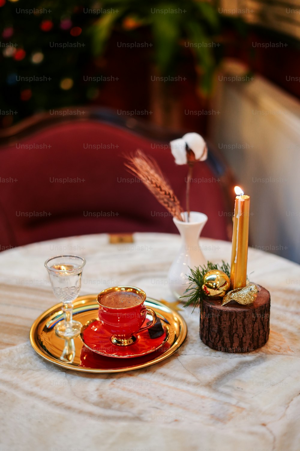 uma mesa com um prato e uma vela sobre ela