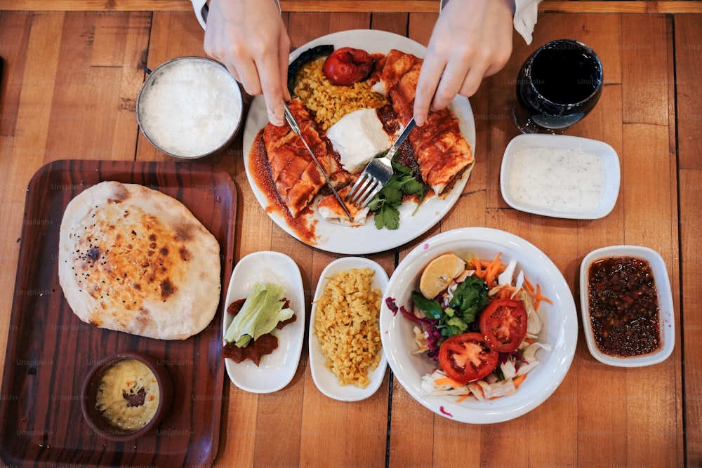 una mesa cubierta con platos y cuencos de comida