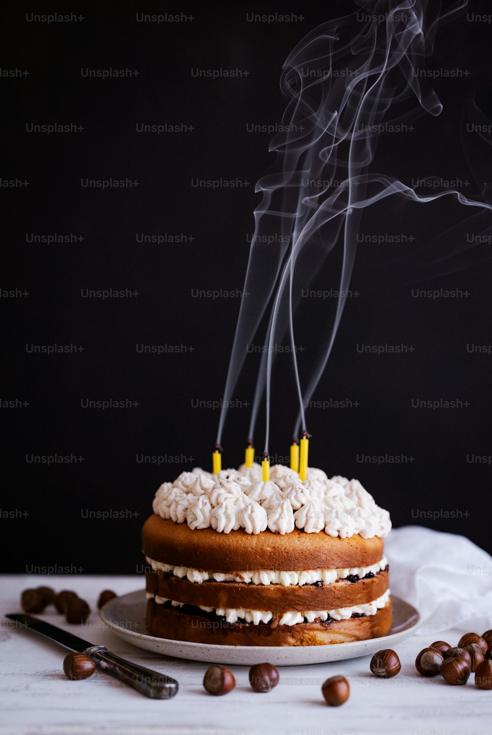 Un pastel de cumpleaños con humo saliendo de él
