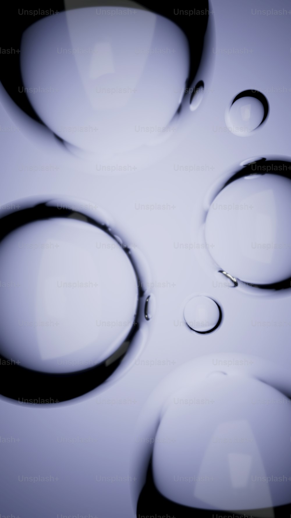 um close up de gotículas de água em uma superfície branca