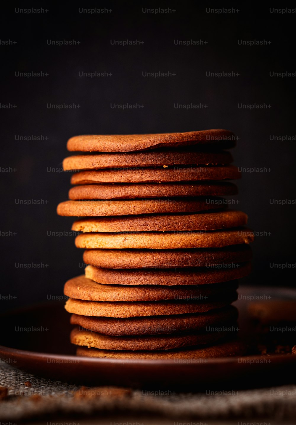 uma pilha de biscoitos sentados em cima de um prato