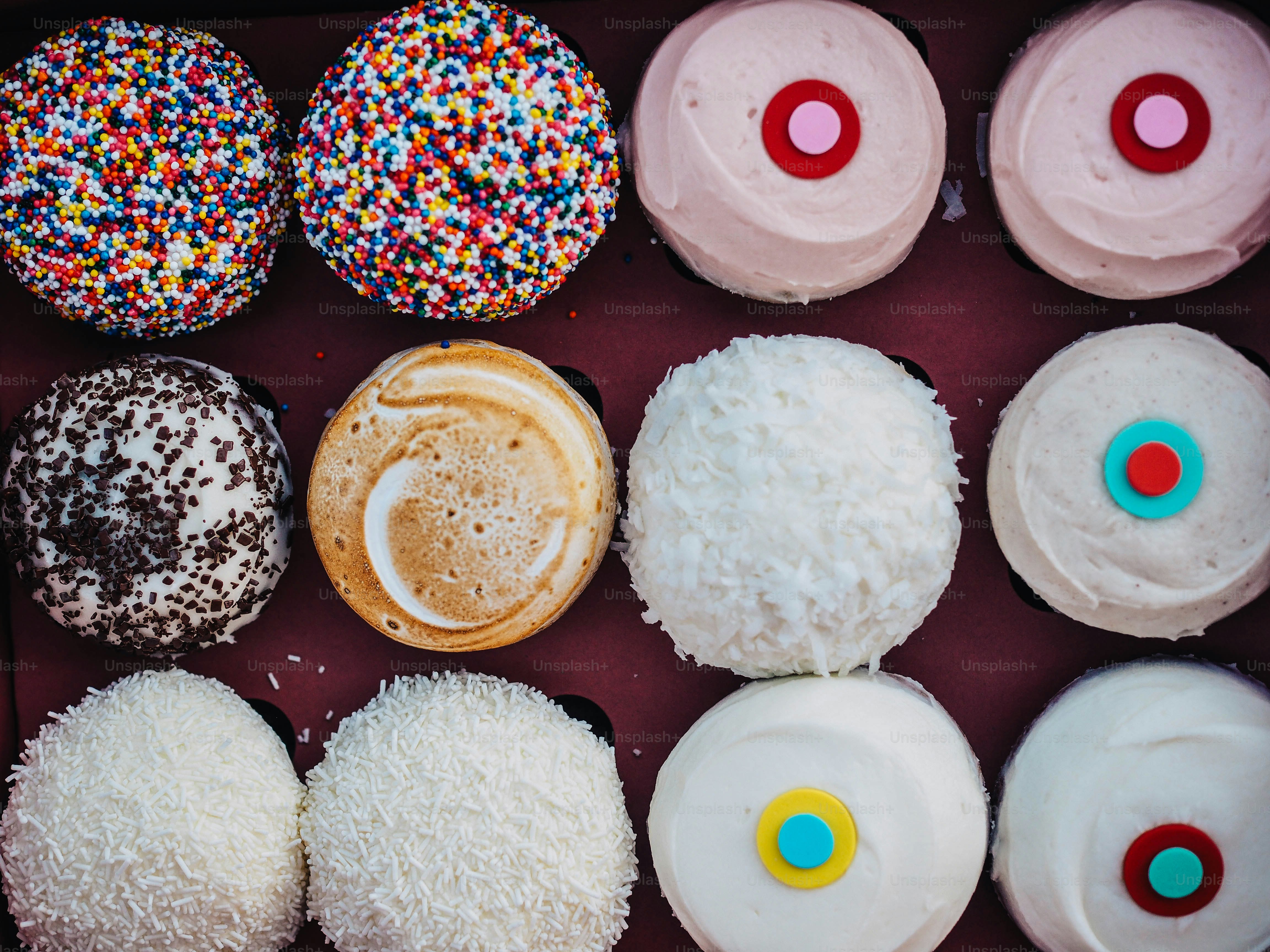 다양한 종류의 도넛으로 가득 찬 상자