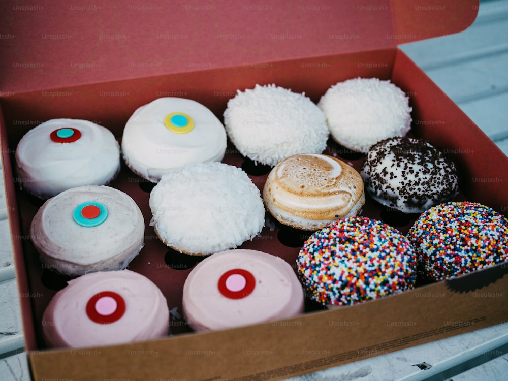 uma caixa cheia de lotes de diferentes tipos de donuts