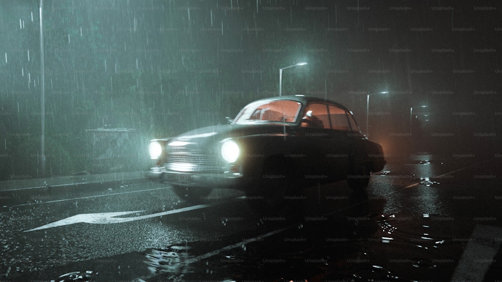 夜に雨に濡れた通りを走る車