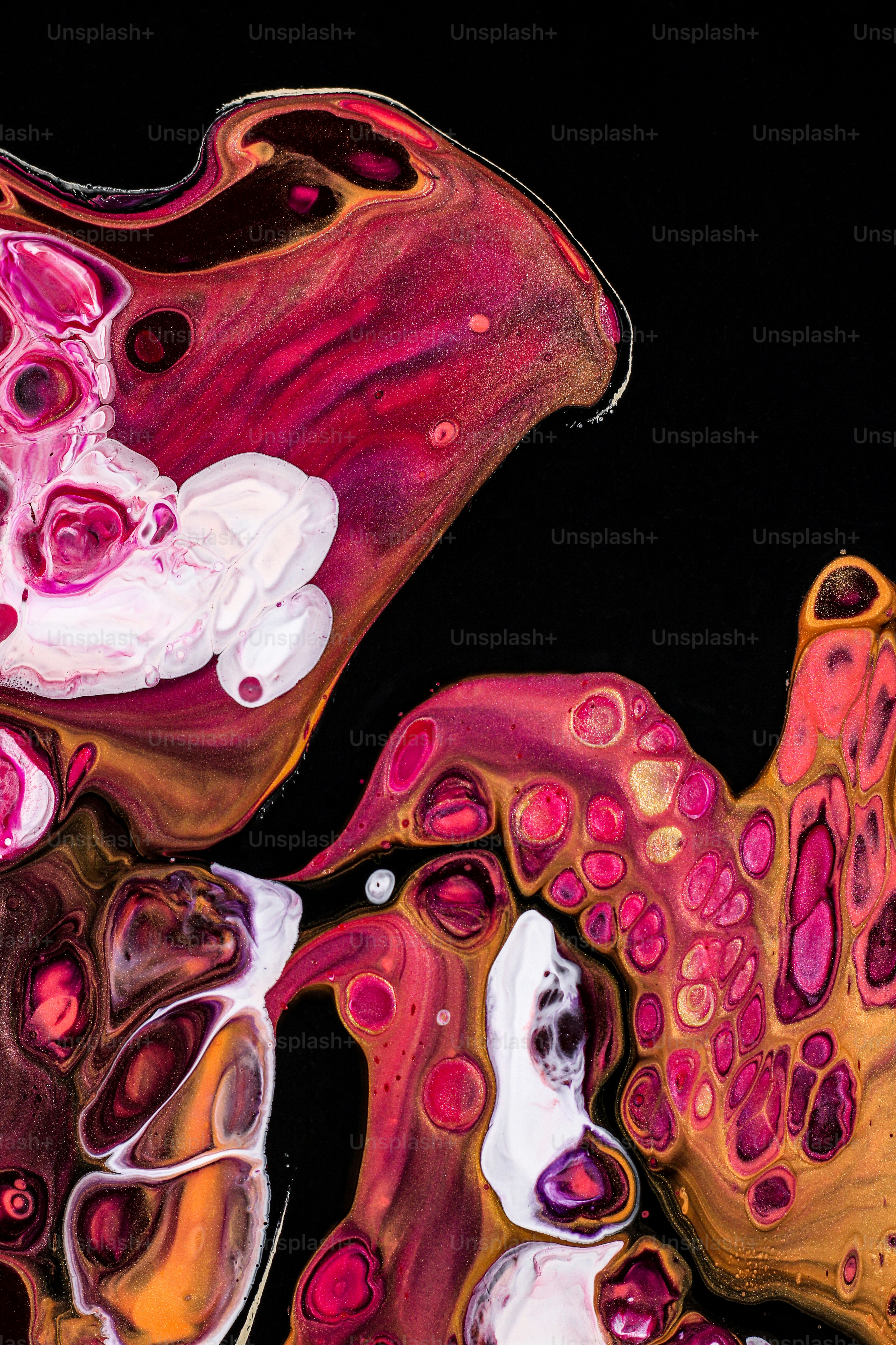 Una pintura abstracta de flores rosadas y blancas