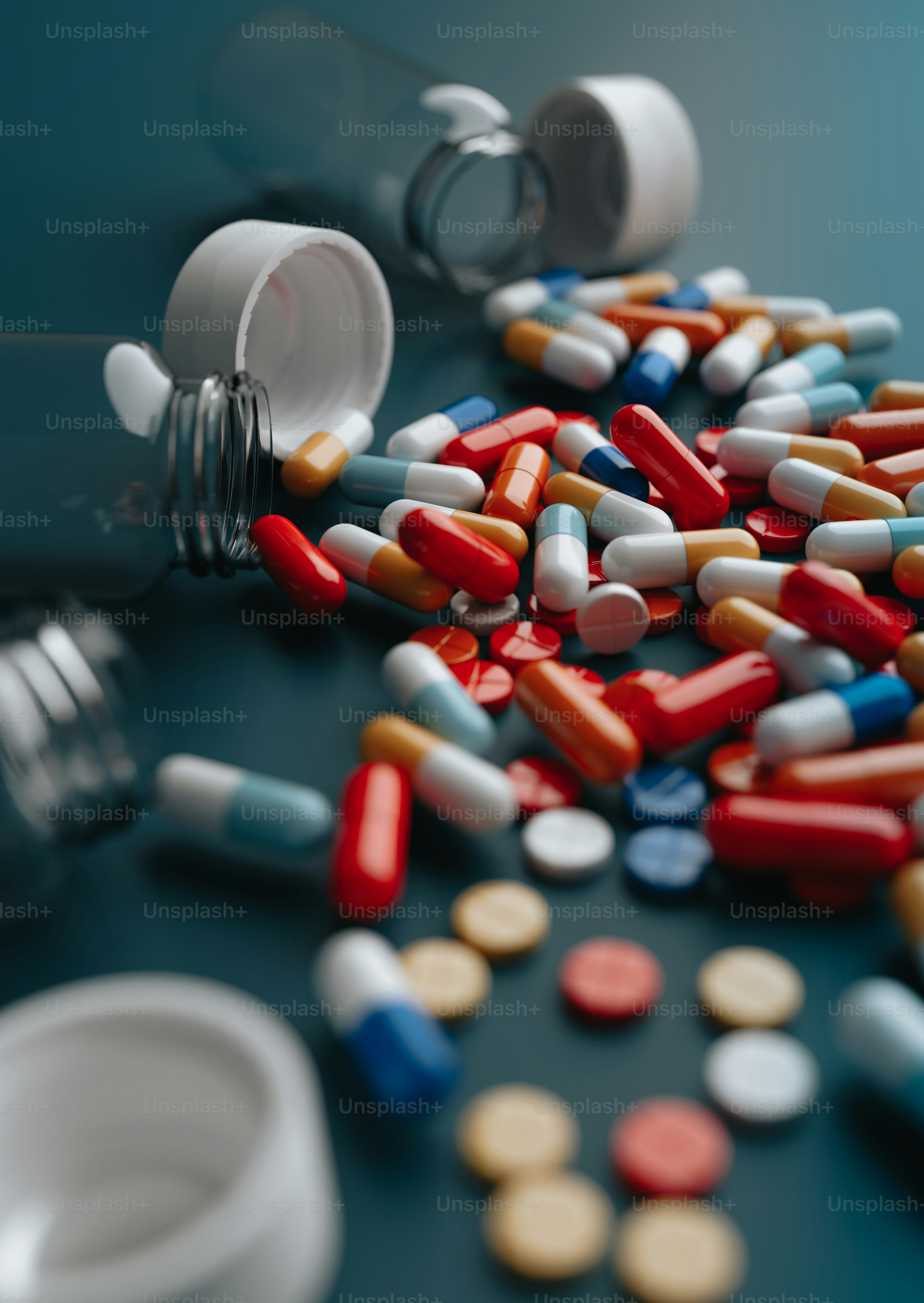 테이블에 알약과 병