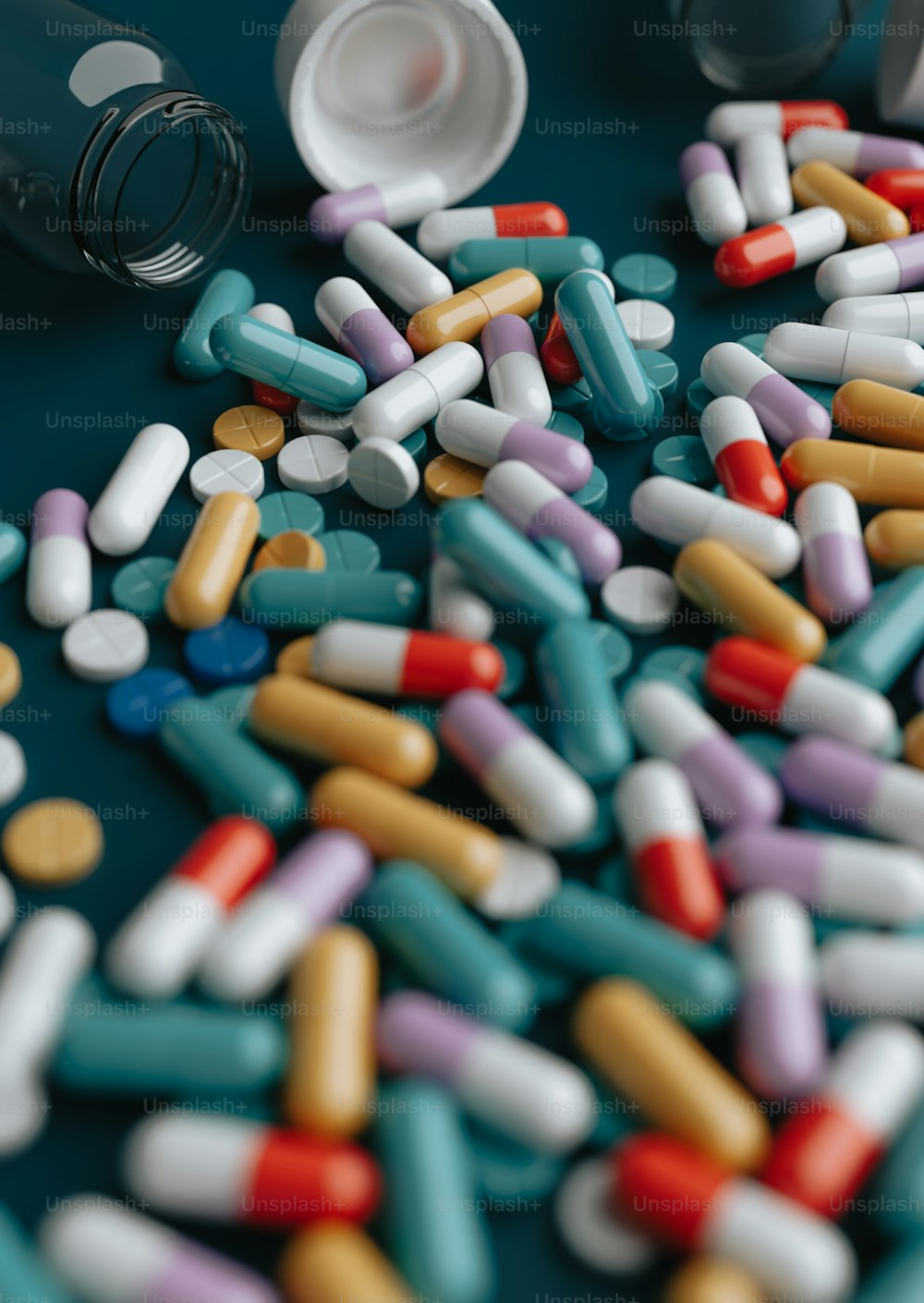 une pile de pilules assise à côté d’une bouteille de médicament