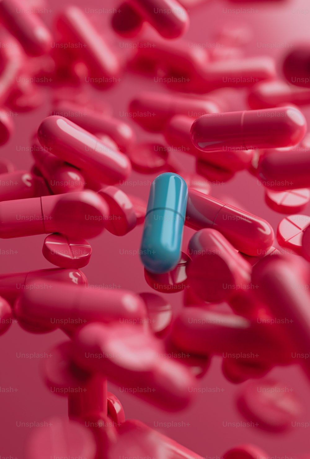 une pilule bleue entourée de pilules roses