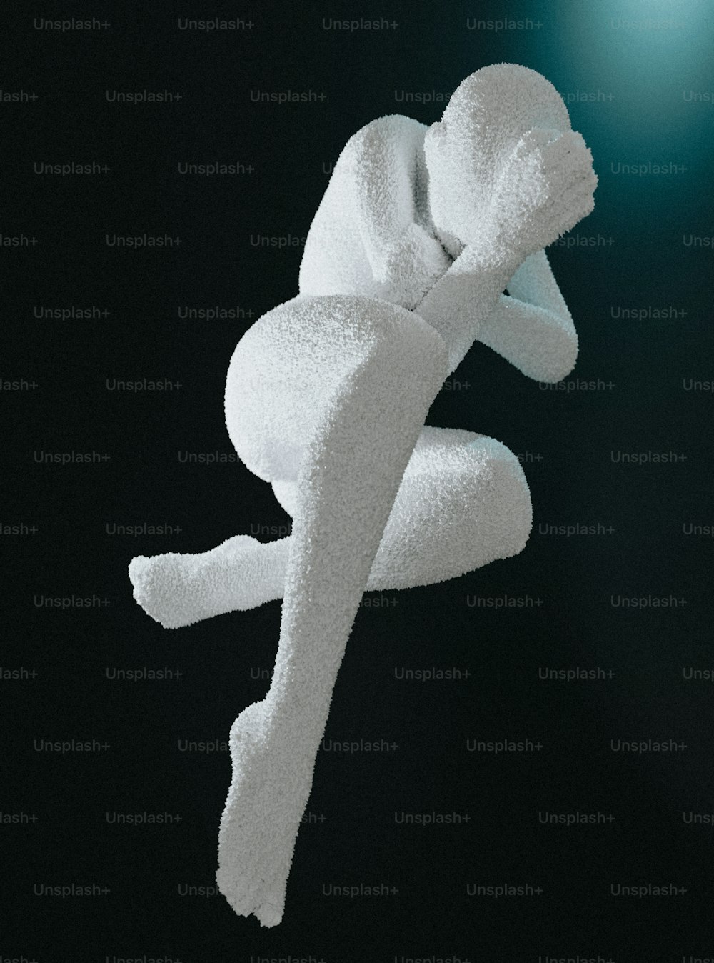 Eine weiße Skulptur schwebt in der Luft