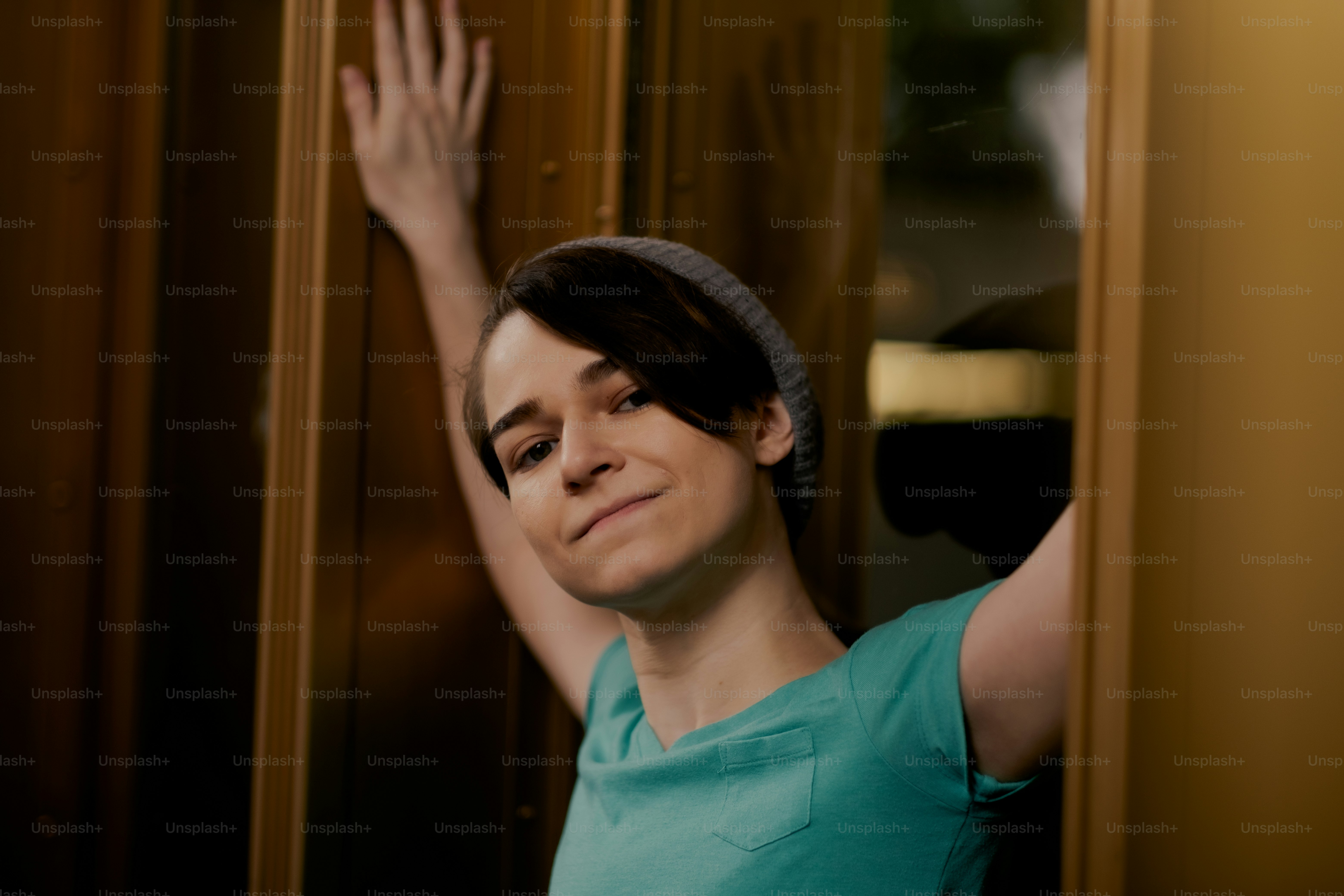 Une femme la main en l’air