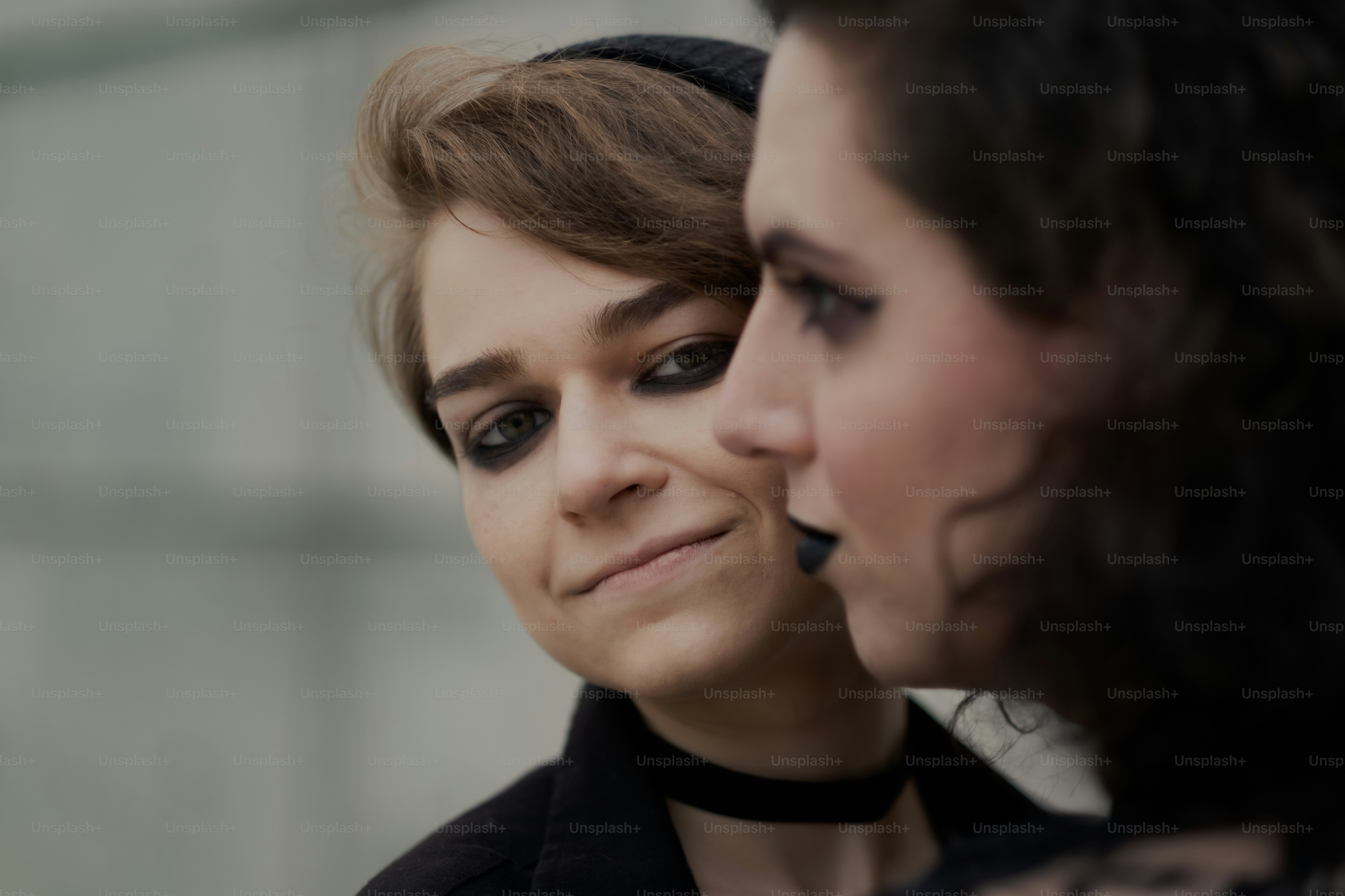 un primo piano di una persona con un anello al naso