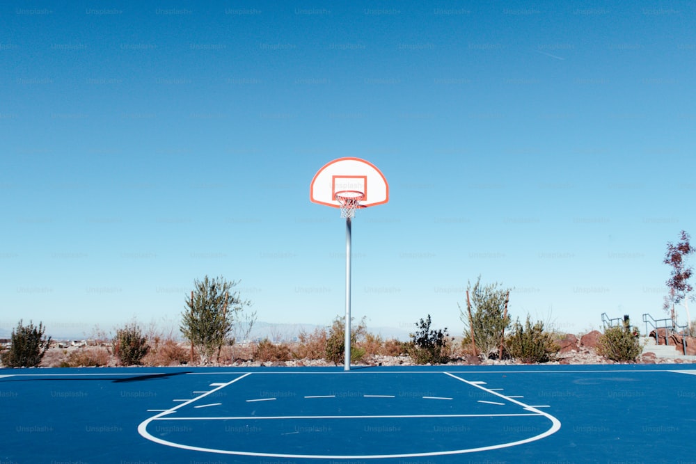 uma quadra de basquete com um aro de basquete no meio dela
