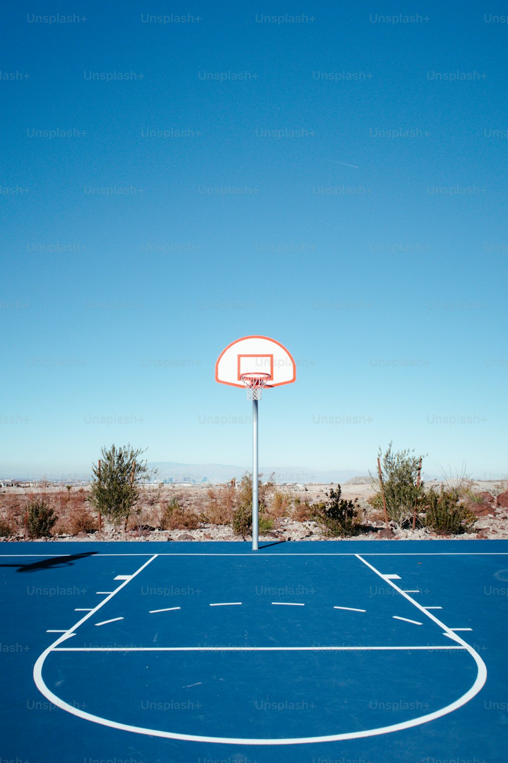 ein Basketballplatz mit einem Basketballkorb in der Mitte