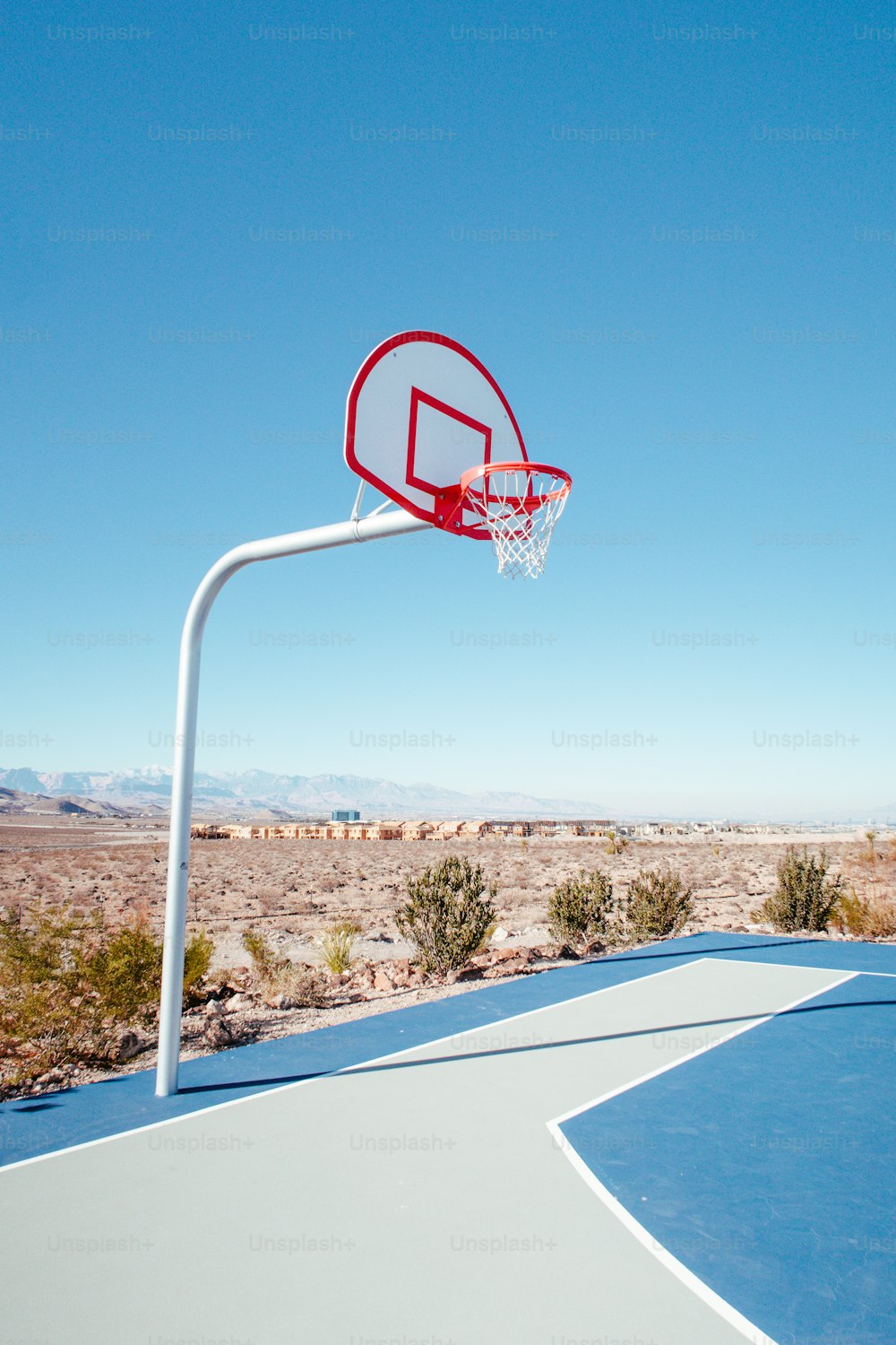 バスケットボールコートの真ん中にあるバスケットボールのフープ