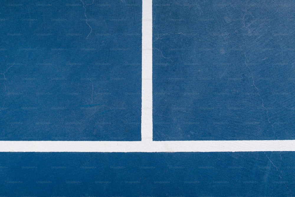 una cancha de tenis azul con líneas blancas