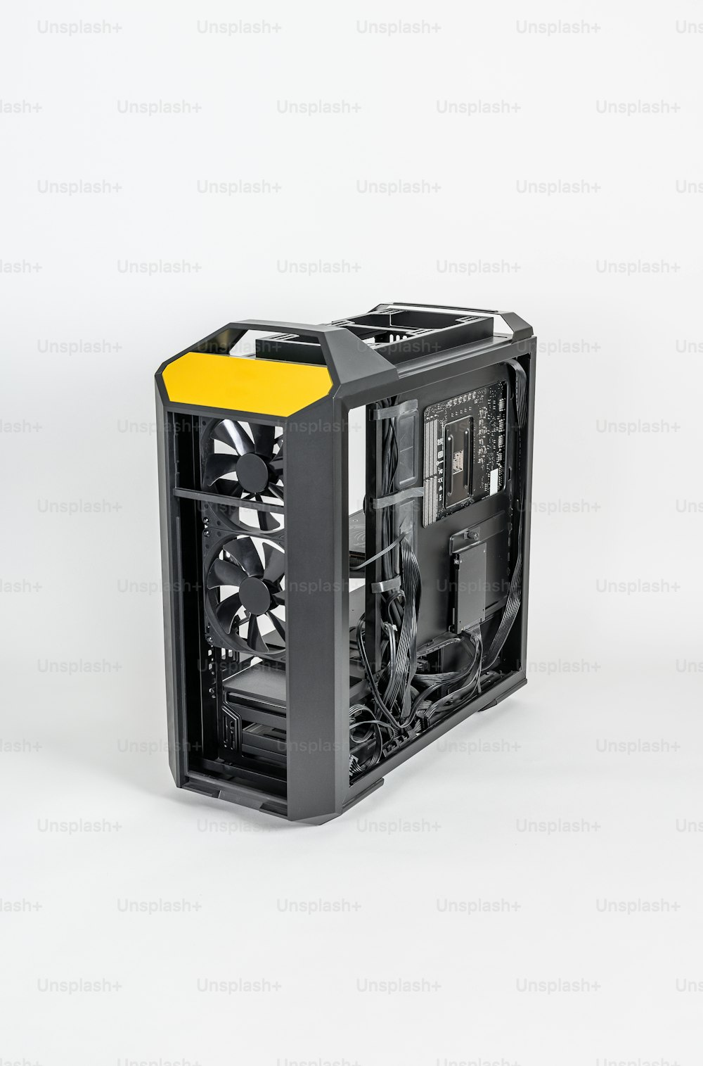 白い背景に黒と黄色のコンピュータケース
