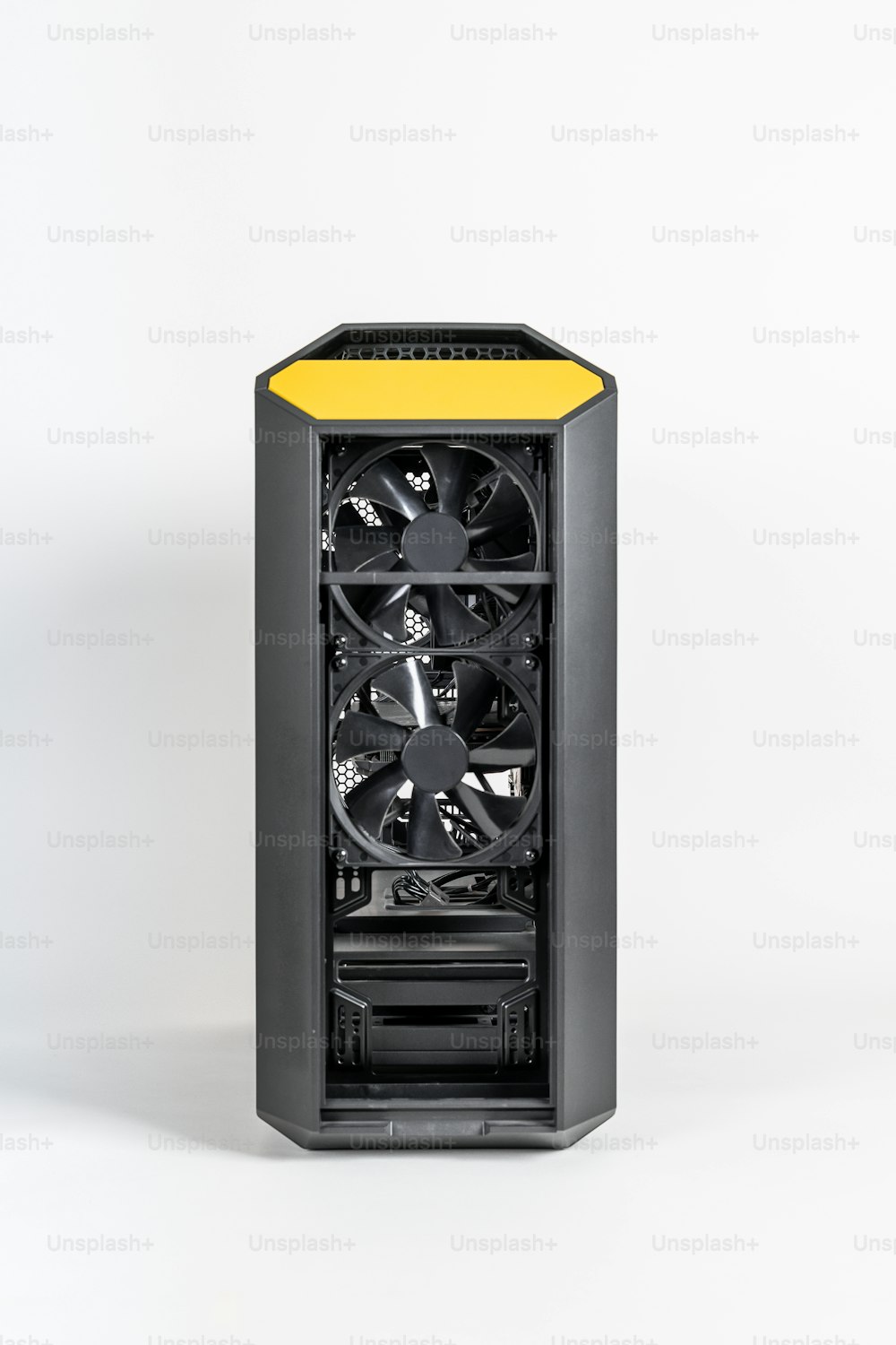 una caja de computadora negra y amarilla sobre un fondo blanco