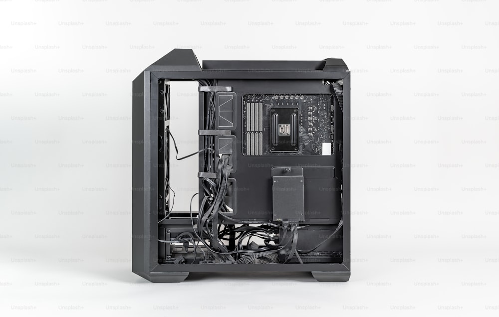 una caja de computadora negra con cables y alambres en ella