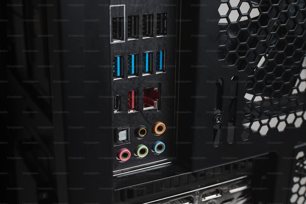um close up de um gabinete de computador preto
