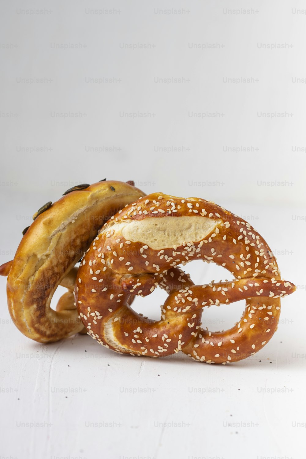 Un par de pretzels sentados uno encima del otro