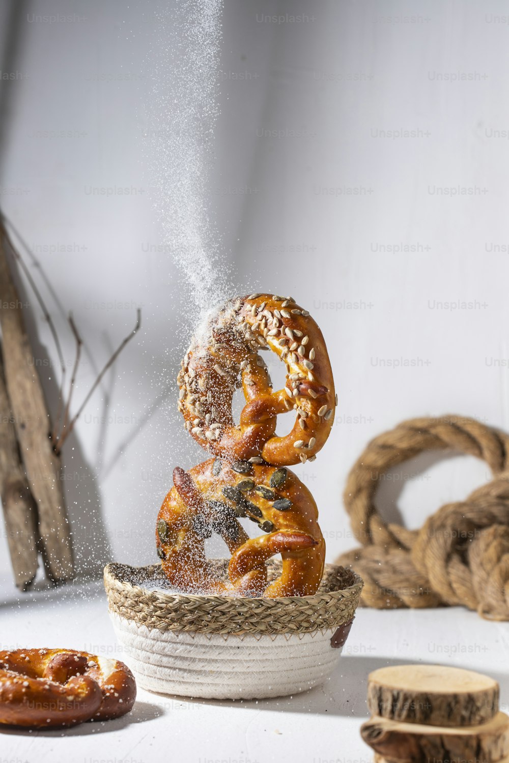 una pila de pretzels espolvoreados con azúcar